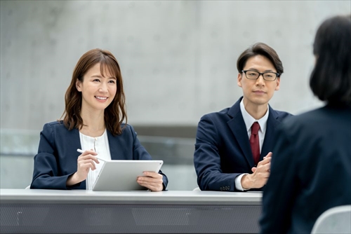 面接をする男女の試験官