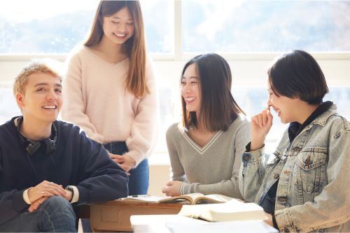 外国人が集まって会話しているイメージ